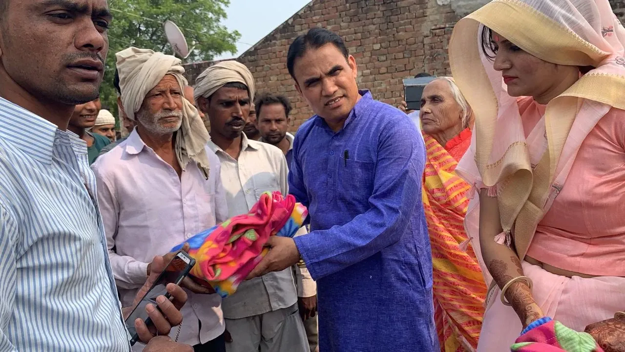 SKL representatives handing out blankets to community members